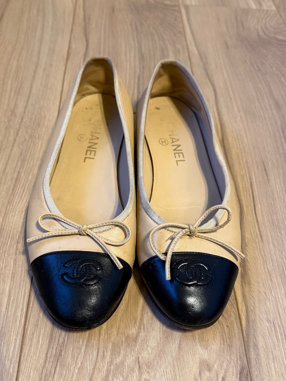 CHANEL Beige and Black Leather Two-Tone Ballet Flats with CC Logo size 38.5